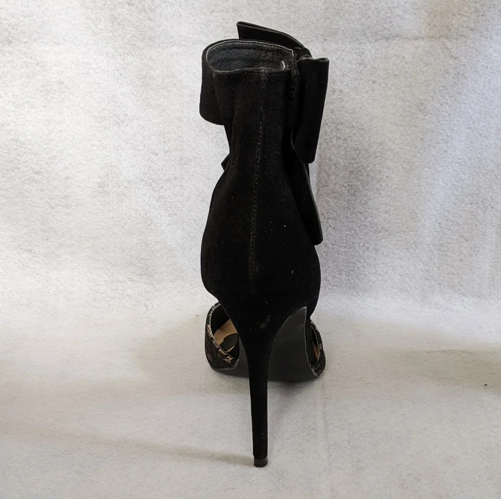 Shoe Dazzle throw cocktail